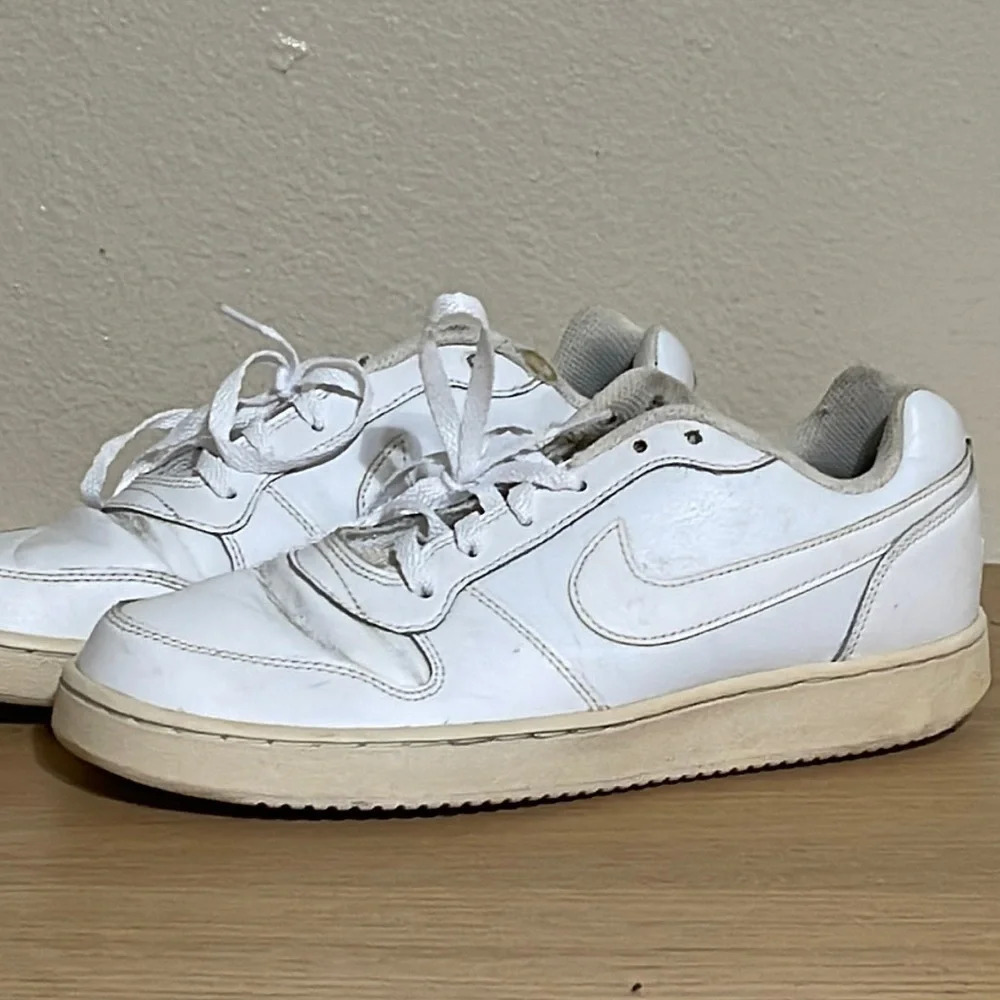 Nike White sneakers size 8.5